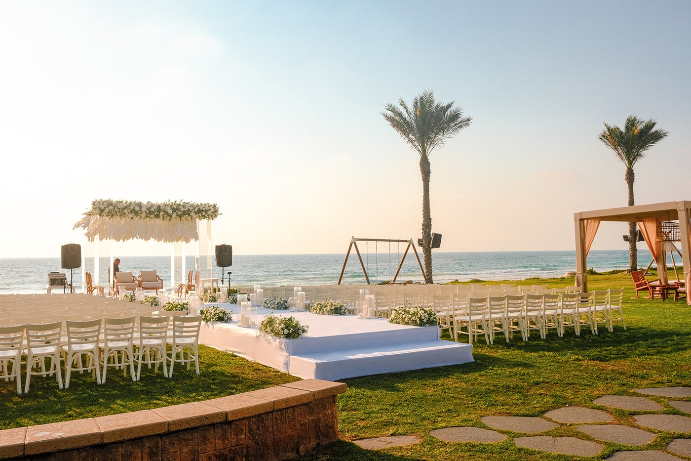 Cérémonie de mariage sur la plage au coucher du soleil, Israël