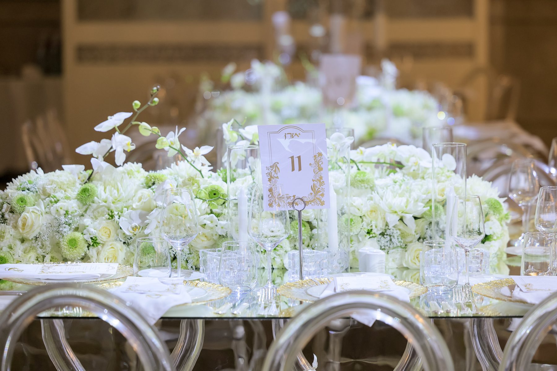Table de réception dressée avec raffinement, art de la table mariage Israël