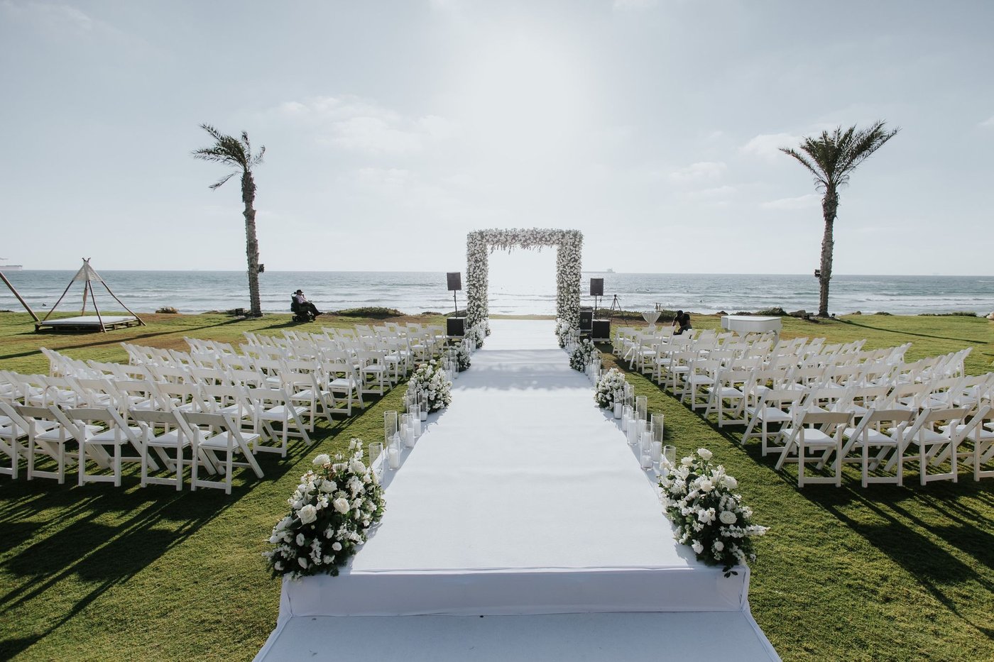 Houppa fleurs blanches au bord de mer, mariage en Israël