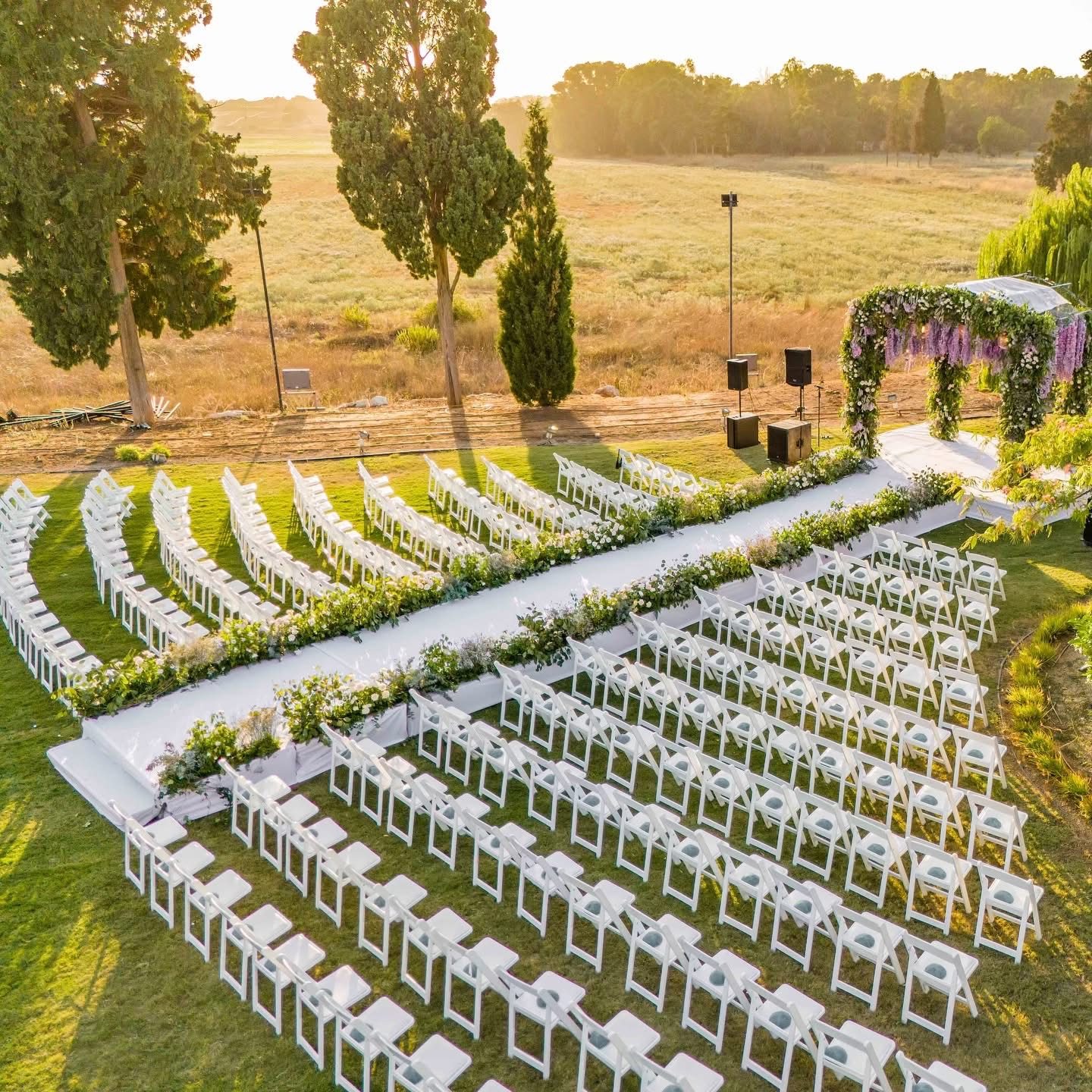 Cérémonie de mariage vue du ciel, allée fleurie en Israël