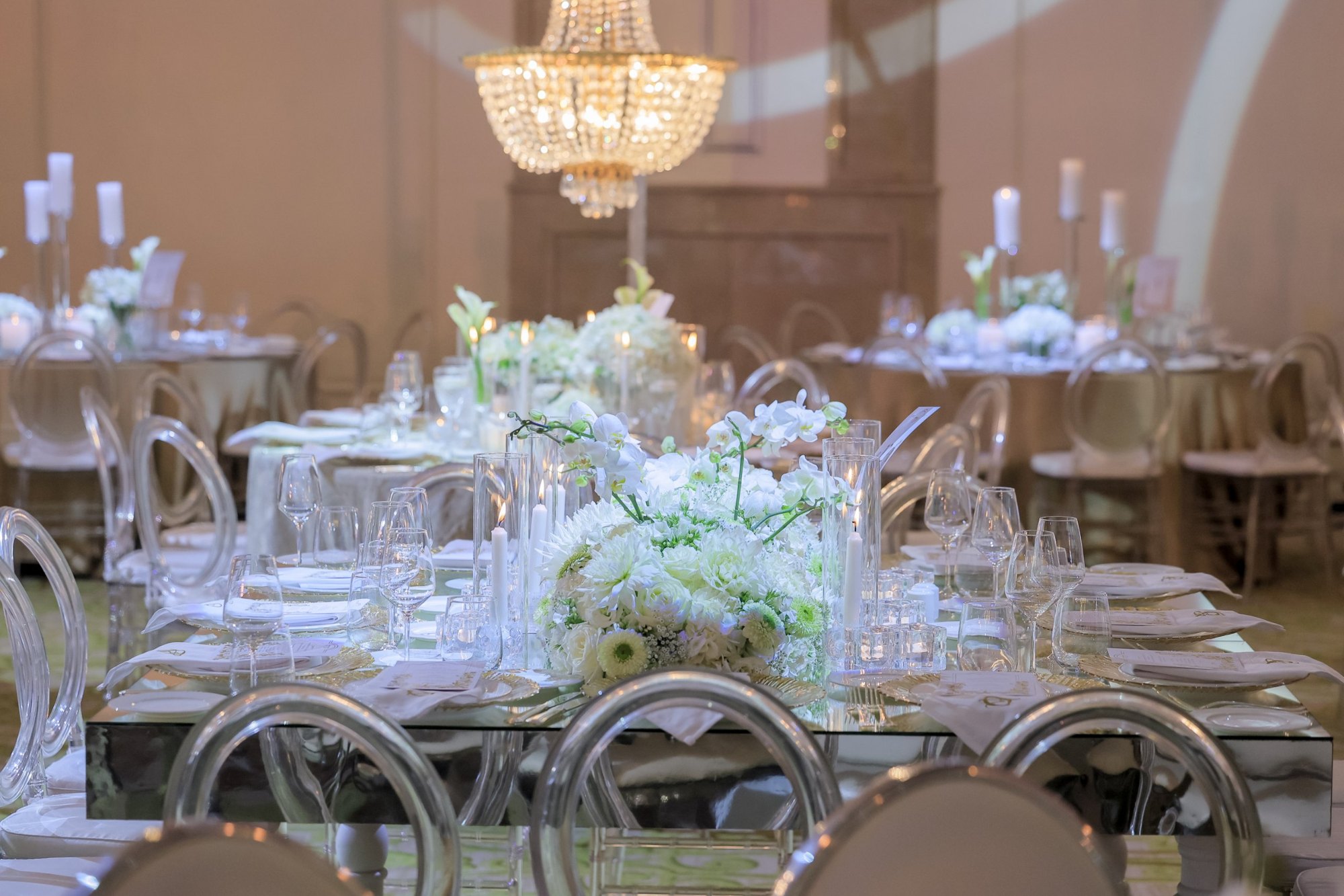 Table de réception sous un lustre en cristal, mariage coordonné en Israël